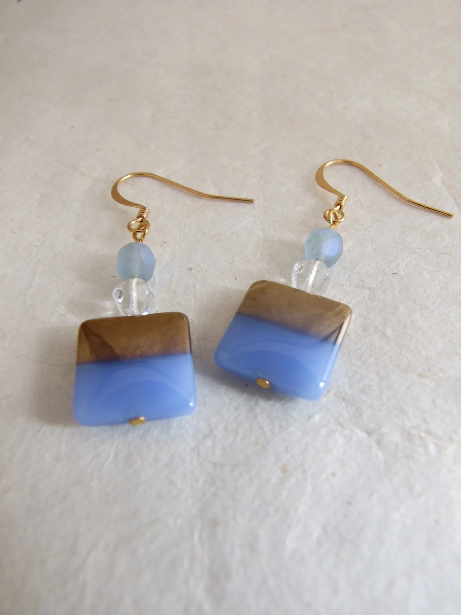 Boucles d'oreille en perles bleu clair et doré